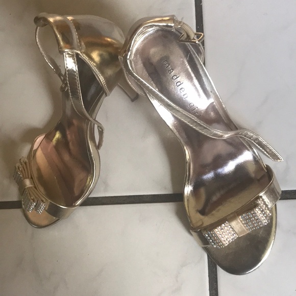 A pair of gold traps Heels - Picture 5 of 16